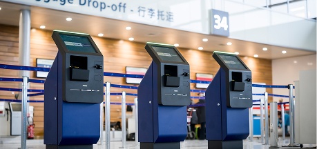 Bornes automatiques d'enregistrement des bagages en aéroport