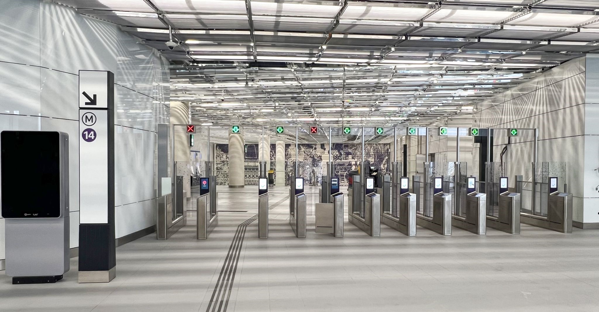 Station de métro avec portiques de contrôle d'accès